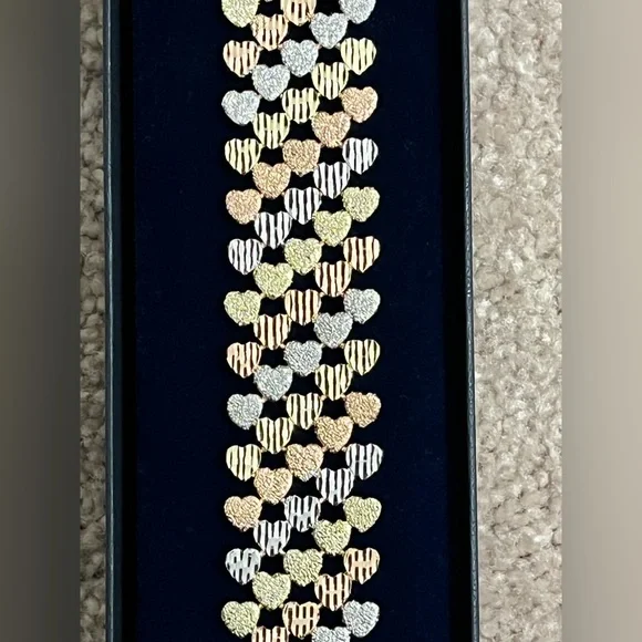Beautiful Danbury Mint heart bracelet. Gold, silver and rose gold tones. - Picture 6 of 11